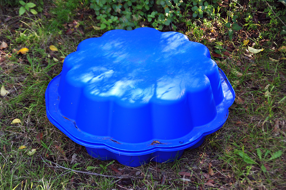Clam-shell sandpit tracking box with the lid closed (like a real clam - Make an Instant Tracking Box to Learn Animal Tracking - Survival.ark.net.au